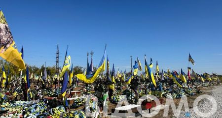 Вандали позривали стяги на могилах військових у Кривому Розі (ФОТО)