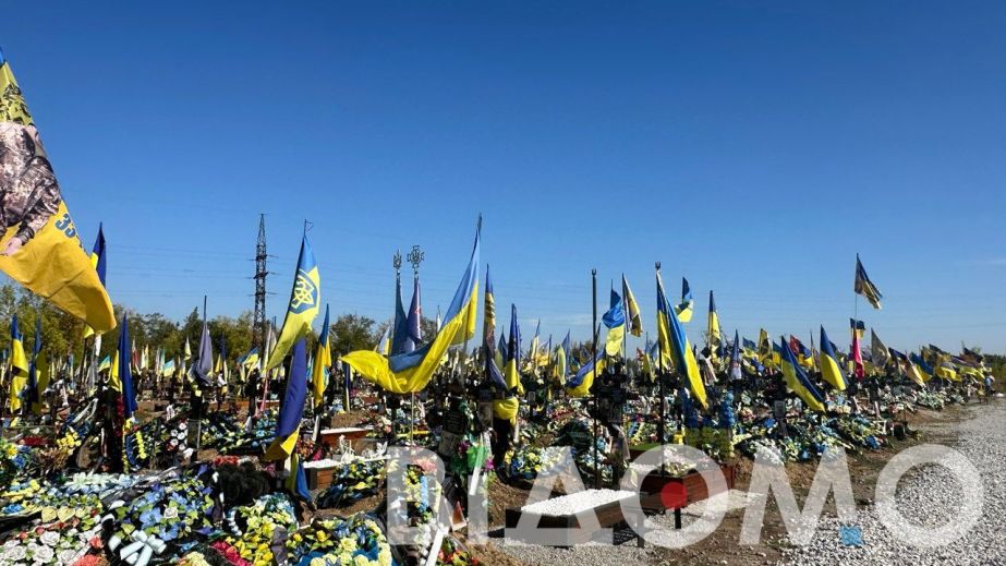 Вандали позривали стяги на могилах військових у Кривому Розі (ФОТО)