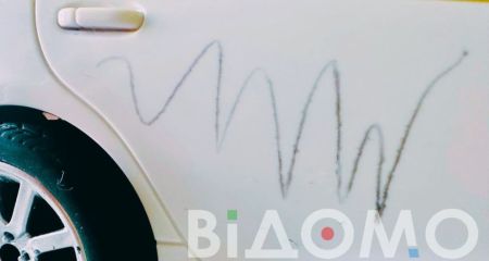 В одному з районів Дніпра невідомий вночі зливає бензин з баків автомобілів у дворі (ВІДЕО)