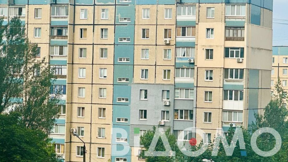 У Кривому Розі чоловік зірвався з балкону багатоповерхівки (ФОТО, ВІДЕО)