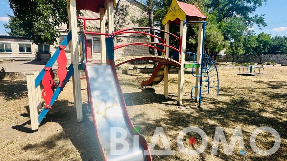 В Павлограде дети разожгли костер прямо на горке (ФОТО)