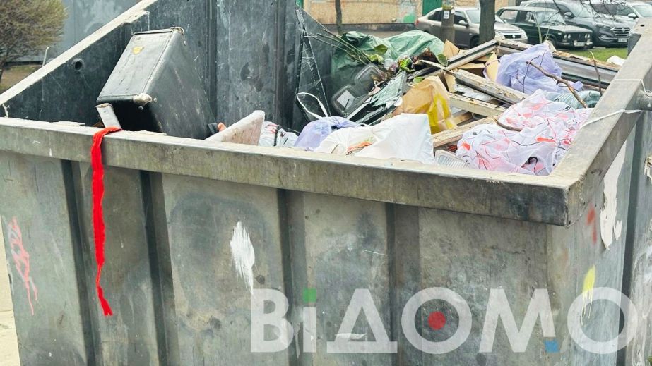 Сміттєвий скандал у Дніпрі: вантажівка "Укрпошти" скинула будівельне сміття просто у дворі п&rsquo;ятиповерхівки (ВІДЕО)