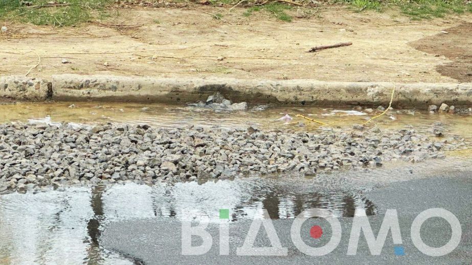 "Гейзер" з-під асфальту: у Камʼянському вже два тижні не можуть усунути порив (ВІДЕО)