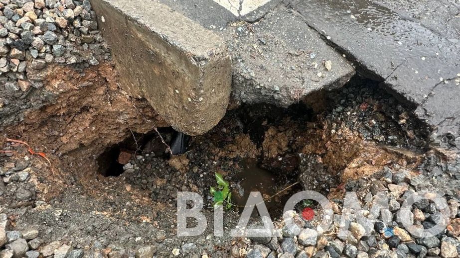 В Кривом Роге после работ тепловиков образуется пропасть (ФОТО, ВИДЕО)