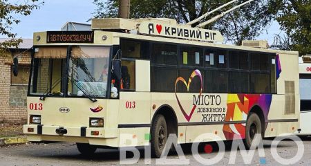 У Кривому Розі вантажівка розтрощила тролейбус (ФОТО)