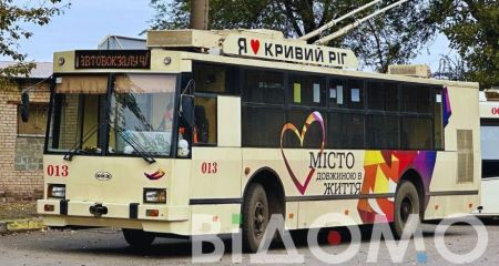 На железнодорожном вокзале Кривой Рог-Главный камень из-под газонокосилки разбил окно троллейбуса (ФОТО)
