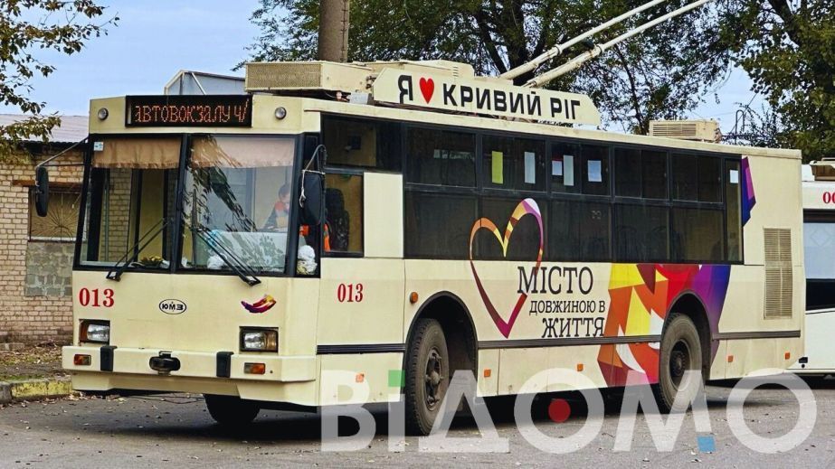 На железнодорожном вокзале Кривой Рог-Главный камень из-под газонокосилки разбил окно троллейбуса (ФОТО)
