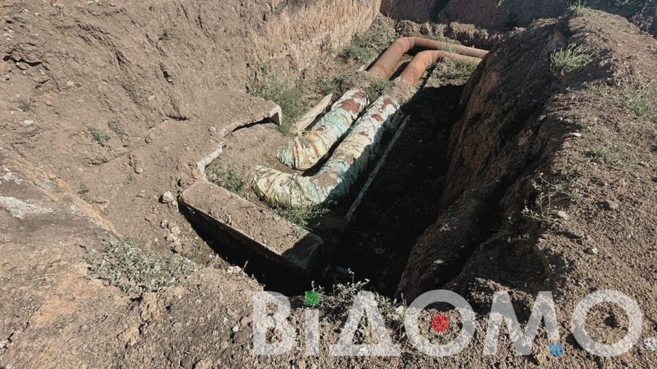 В Каменском вандалы массово срывают теплоизоляцию из труб отопления (ФОТО)