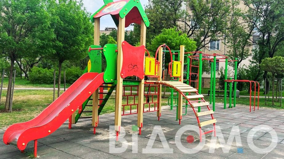 Малолетние вандалы в Каменском разбили детскую площадку (ФОТО)