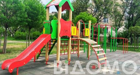 Холодна зброя на дитячому майданчику: у Кривому Розі в ігровому будиночку виявили великий кухонний ніж (ВІДЕО)
