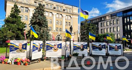 У центрі Кривого Рогу пʼяний чоловік справив потребу на Меморіал Героїв (ВІДЕО)