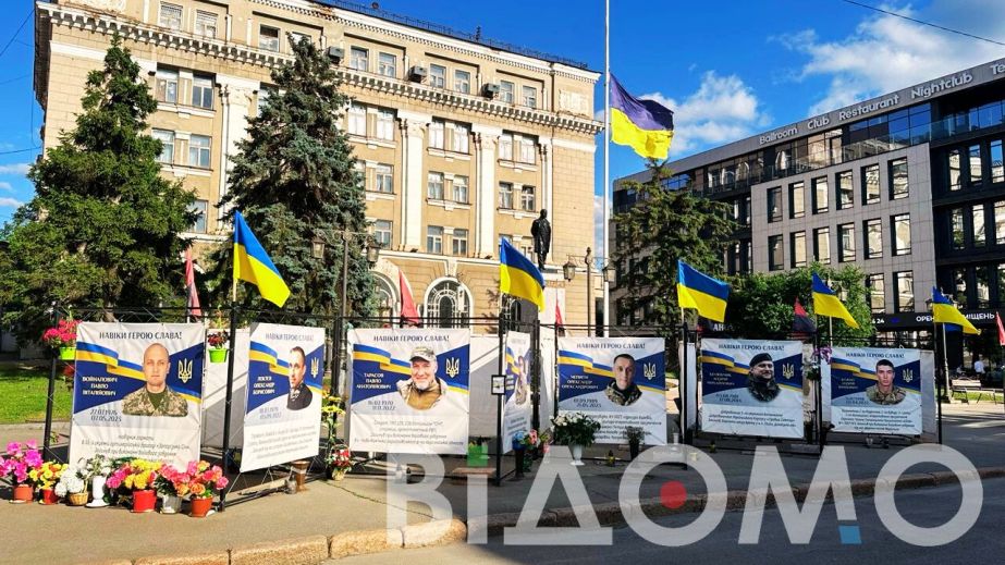 У центрі Кривого Рогу пʼяний чоловік справив потребу на Меморіал Героїв (ВІДЕО)