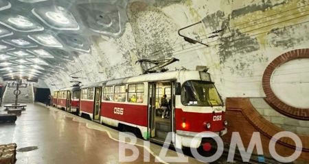 У Кривому Розі вандали розтрощили вікно у швидкісному трамваї (ФОТО)