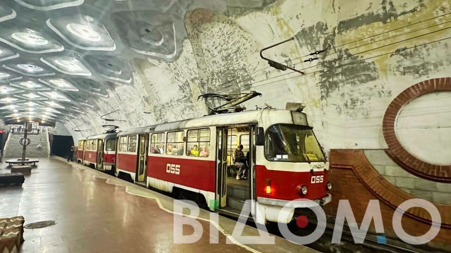 У Кривому Розі вандали розтрощили вікно у швидкісному трамваї (ФОТО)