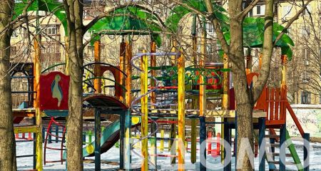 В Каменском подростки превратили детскую площадку в свалку (ФОТО)