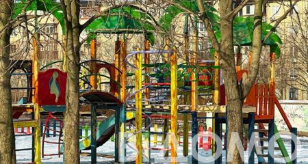 Легковушка врезалась в качелю: в Каменском водители превратили детскую площадку в парковку (ФОТО)