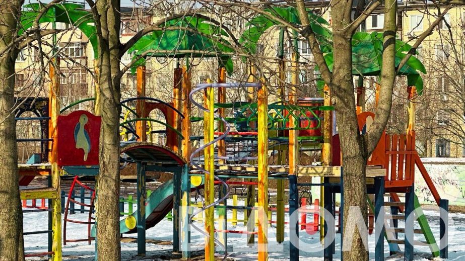 Легковушка врезалась в качелю: в Каменском водители превратили детскую площадку в парковку (ФОТО)