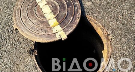 Вже пів року у Камʼянському поруч з дитячим майданчиком та ліцею стоїть відкритий люк (ФОТО)