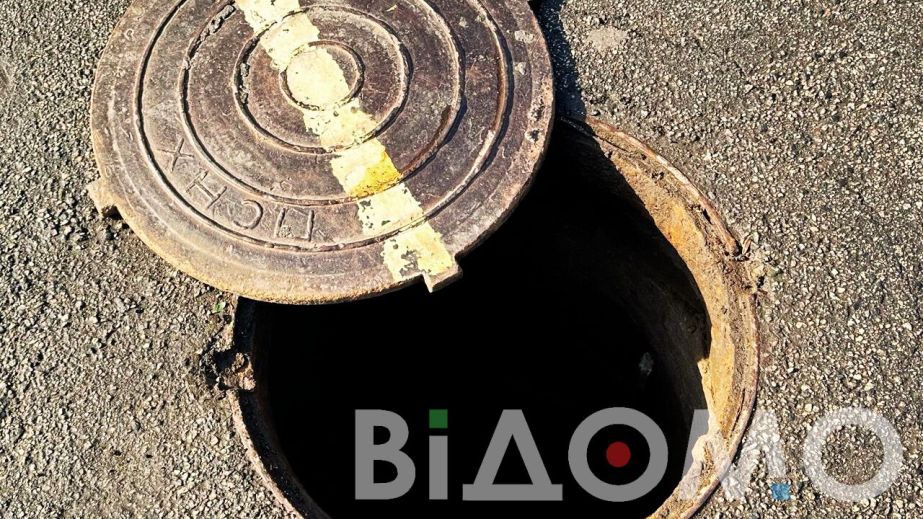 Уже полгода в Каменском рядом с детской площадкой и лицеем стоит открытый люк (ФОТО)