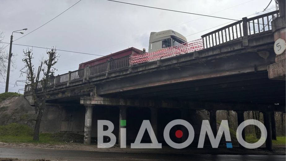 У Кривому Розі автівка вилетіла з мосту та перекинулася на дах (ФОТО, ВІДЕО)