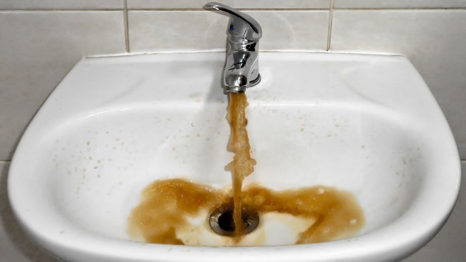 У Кривому Розі з кранів тече "жива" вода (ВІДЕО)