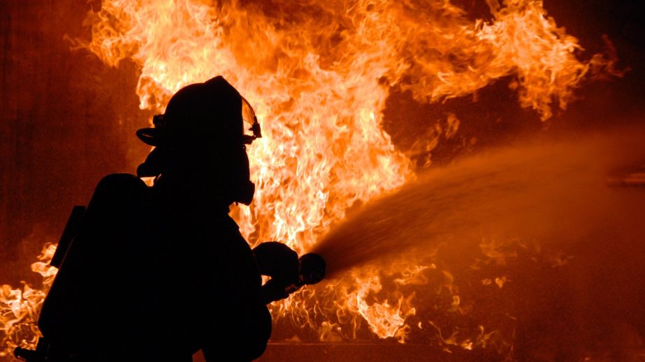 У Дніпрі на проспекті Богдана Хмельницького вирує масштабна пожежа (ВІДЕО)