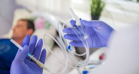 Начал синеть на глазах: в Днепре мужчина выпил неизвестный химикат и чуть не умер