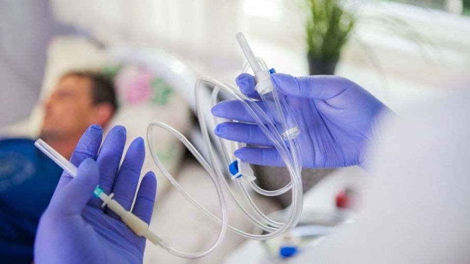 Почав синіти на очах: у Дніпрі чоловік випив невідомий хімікат та ледь не помер