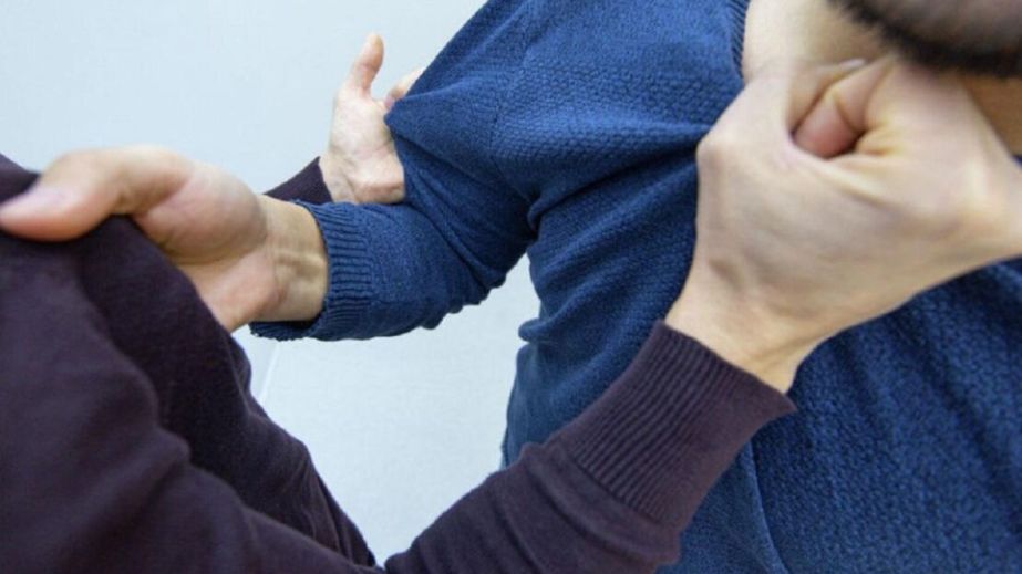 На Криворожье водитель посреди дороги воткнул нож в другого водителя