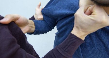 В Кривом Роге женщина посреди улицы избила коммунальщика (ВИДЕО)