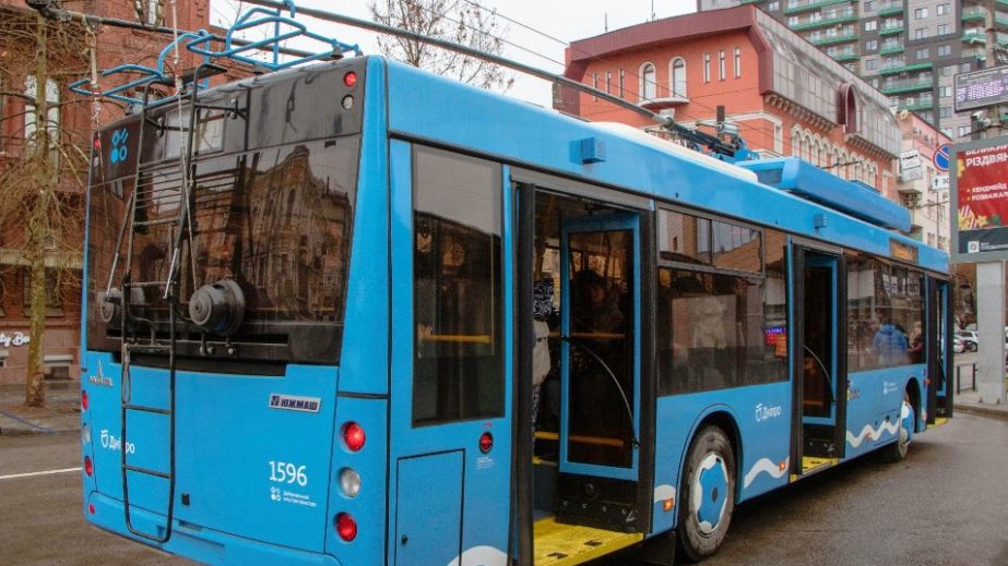 В Днепре бабушка остановила троллейбус на ходу (ВИДЕО)