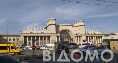 Огромные очереди и опоздание на поезд: в Днепре на железнодорожном вокзале произошел коллапс (ВИДЕО)