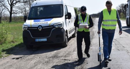 На Дніпропетровщині інспектори зафіксували 96 недоліків у стані доріг