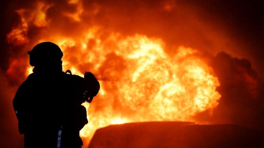 У Дніпрі під час пожежі у багатоповерхівці загинув чоловік (ФОТО, ВІДЕО)