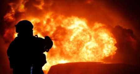 Сильный пожар бушует в Кривом Роге: слышны звуки взрывов (ВИДЕО)