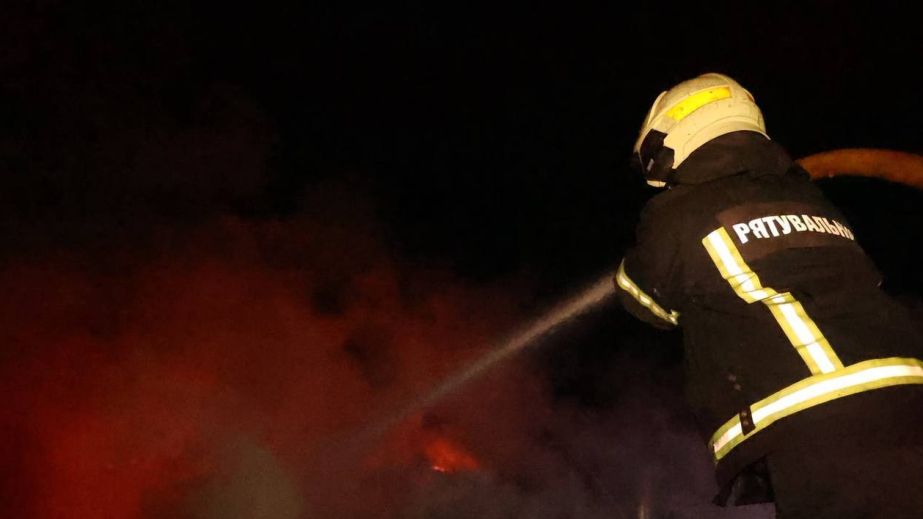 Двоє людей загинули внаслідок ворожого удару по складах у передмісті Дніпра