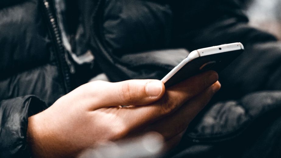 На Дніпропетровщині чоловік ошукав жінку під приводом термінового дзвінка (ФОТО)