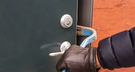 У Дніпрі на АЗС чоловік намагався ломом зірвати металеву кришку (ВІДЕО)