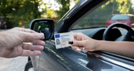 У Кривому Розі жінка керувала легковиком з фальшивим посвідченням водія (ФОТО)