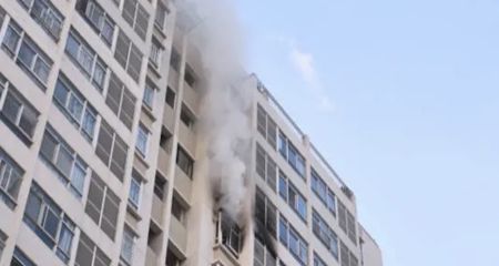 У Кривому Розі палає квартира у багатоповерхівці (ВІДЕО)