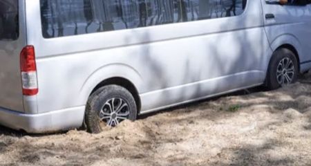 В Кривом Роге маршрутка провалилась в яму "теплоцентрали" (ВИДЕО)