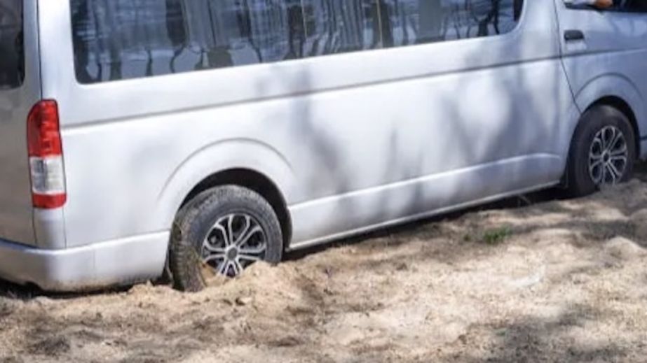 У Кривому Розі маршрутка провалилася у яму "теплоцентралі" (ВІДЕО)