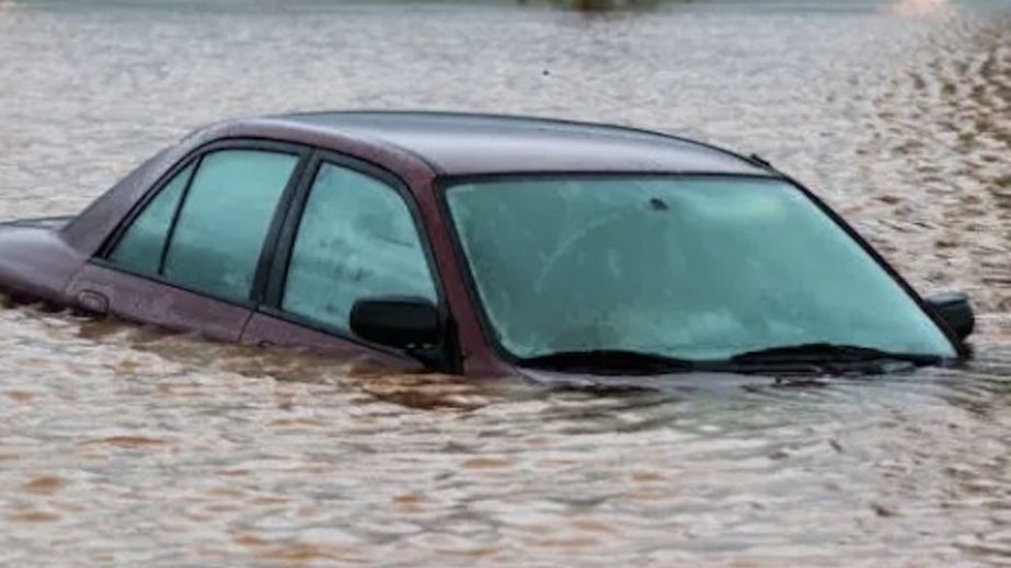 В Днепре посреди дороги утонула легковушка (ВИДЕО)