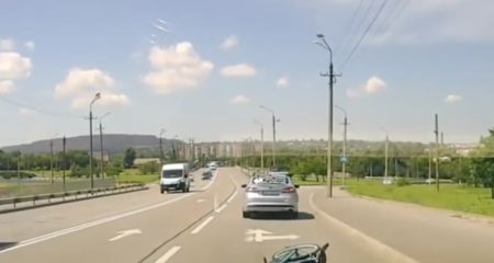 Лежал посреди дороги и не мог встать: в Кривом Роге полицейский спас велосипедиста (ВИДЕО)
