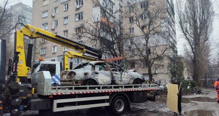 "Одну автівку розірвало на шматки": дніпрянин розповів про знищені машини після нічної атаки (ФОТО, ВІДЕО)