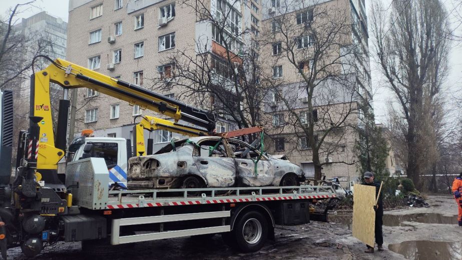 "Один автомобиль разорвало в клочья": днепрянин рассказал об уничтоженных машинах после ночной атаки (ФОТО, ВИДЕО)