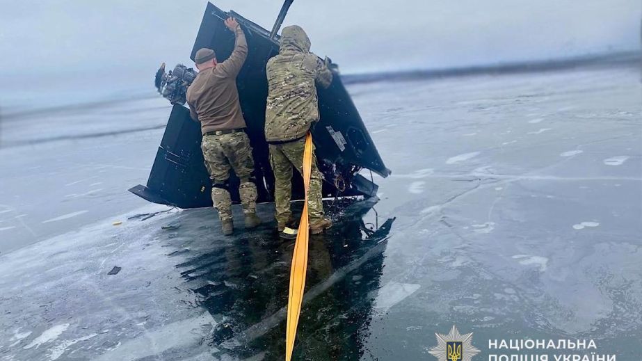 На льду Днепра обнаружили боевой дрон и часть шахеда (ФОТО)