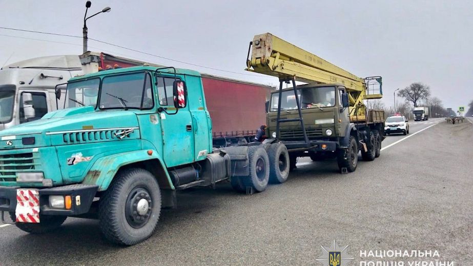 На трасі Дніпро &ndash; Кривий Ріг у вантажівки відмовили гальма: рух довелося тимчасово обмежити (ФОТО)