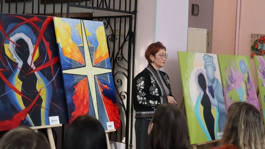 Координаты памяти: мариупольская художница презентовала в Каменском выставку-исповедь о сыне-герое (ФОТО)