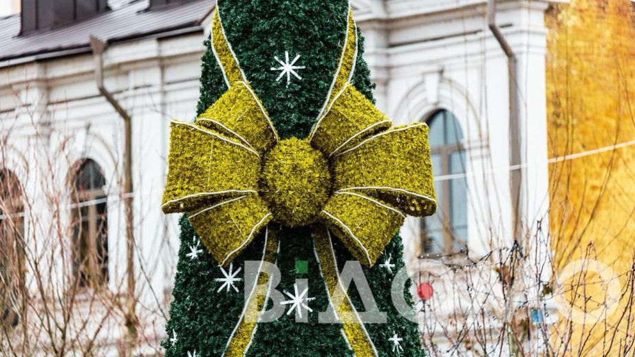 Успенскую площадь в Днепре готовят к новогодним праздникам (ФОТО)